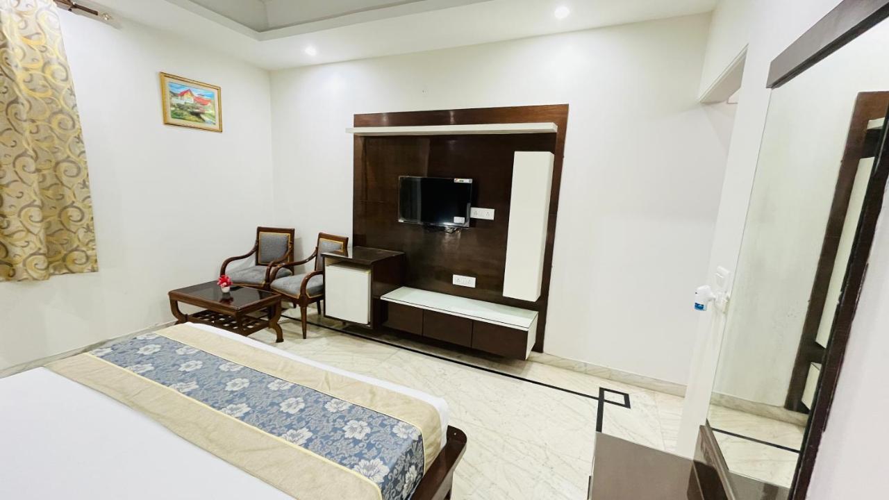 Hotel Starline Sector 28 Гургаон Екстериор снимка
