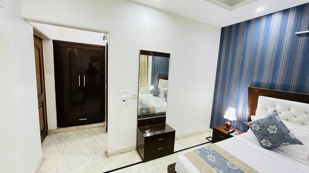 Hotel Starline Sector 28 Гургаон Екстериор снимка