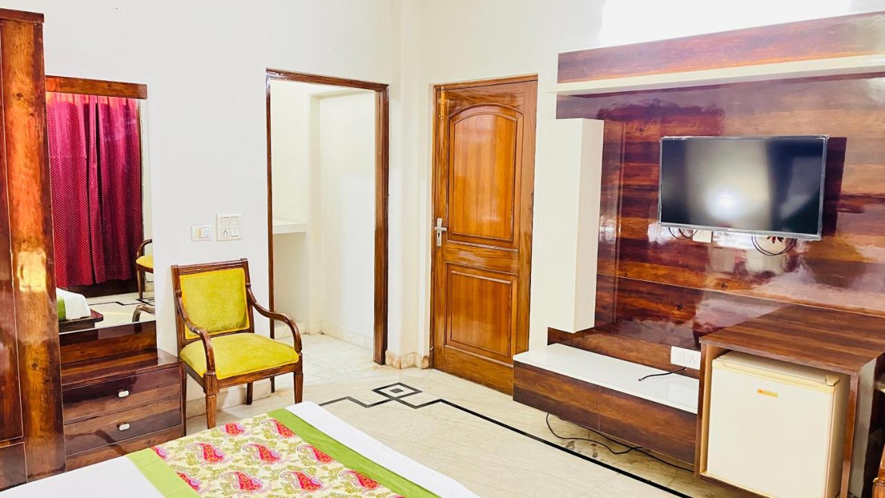 Hotel Starline Sector 28 Гургаон Екстериор снимка